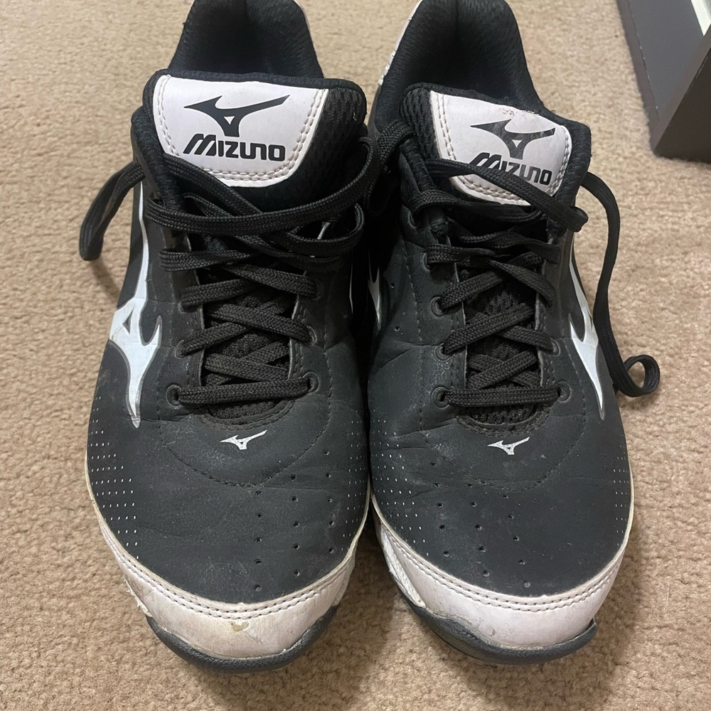 Mizuno Black and White Sports Sneakers